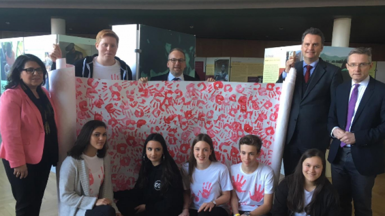 "Ich krieg Dich - Kinder in bewaffneten Konflikten" - Yüksel und Krings nehmen an Podiumsdiskussion im Gymnasium am Geroweiher teil "Ich krieg Dich - Kinder in bewaffneten Konflikten" - Yüksel und Krings nehmen an Podiumsdiskussion im Gymnasium am Geroweiher teil
