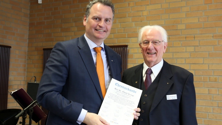 Krings erhält Ehrenurkunde von Comeback e.V. (Foto: Detlev Ilgner) Krings erhält Ehrenurkunde von Comeback e.V. (Foto: Detlev Ilgner)