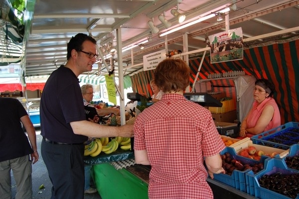 Gespräche auf dem Wochenmarkt Lürrip (2012-07-26)