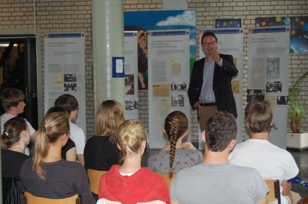 Schülerausstellung über Konrad-Adenauer im Hugo-Junkers Gymnasium (2011-06-14)