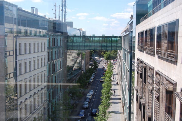 Acht Gebäude bilden das Jakob-Kaiser-Haus mit 53000 Quadratmetern, das durch Glasbrücken verbunden wird