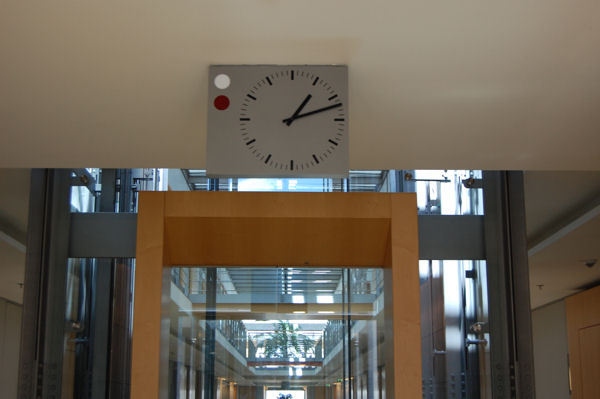 Die Uhren auf den Fluren der Parlamentsgebäude geben Töne und Signale ab, wenn eine wichtige Debatte im Bundestag ansteht