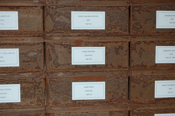 Das Kunstwerk "Archiv der deutschen Abgeordneten 1919-1999" erinnert auch an Franz Meyers aus Mönchengladbach