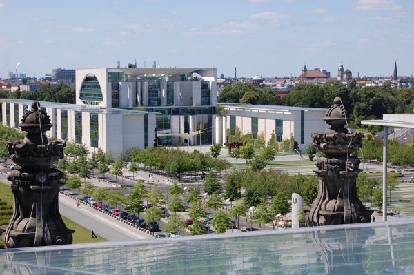 Direkt gegenüber des Reichstags und dem Paul-Löbe-Haus steht das weiße Gebäude des Bundeskanzerlamts