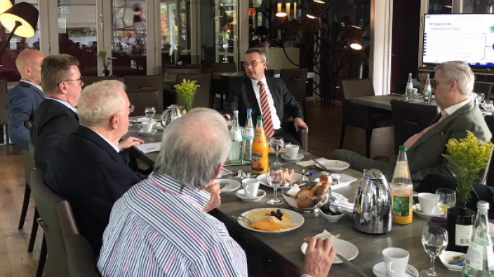 Unternehmer treffen sich zum "Digital-Frühstück"