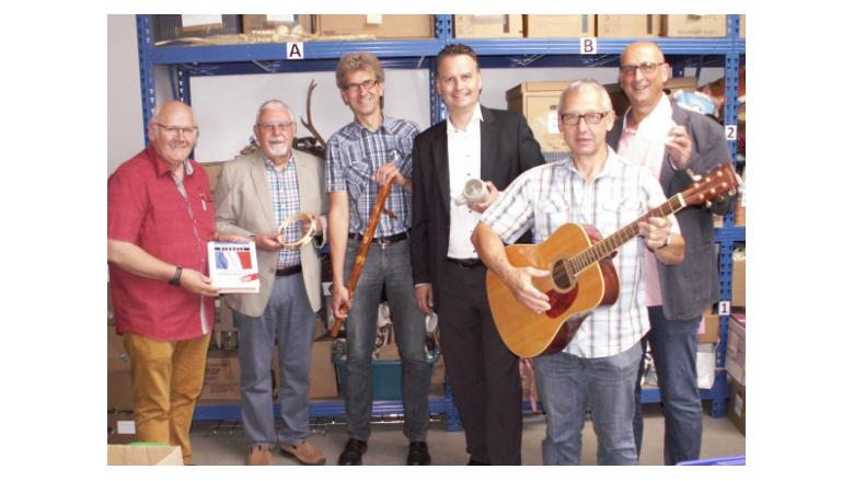 Dr. Günter Krings mit Mitarbeitern des Volksverein Mönchengladbach in der zentralen Spendenannahmestelle des Vereins.