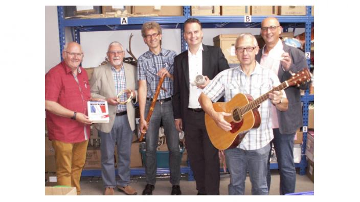 Dr. Günter Krings mit Mitarbeitern des Volksverein Mönchengladbach in der zentralen Spendenannahmestelle des Vereins.